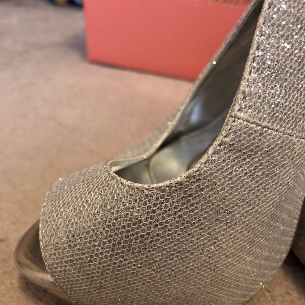 Silver Heels. - Picture 2 of 4